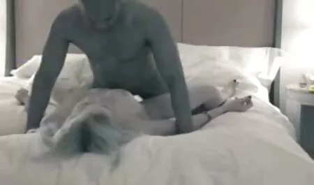 Ông thuê một phòng khách sạn và đã mang sec phi cong tre một người tình