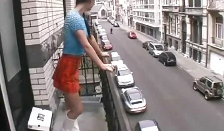Một sĩ quan cảnh sát trừng phạt một vai rộng và bảo vệ gai gia sec anh ta gần hồ