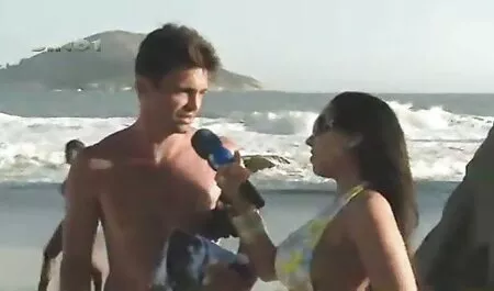 Một cô gái với một người bạn dương vật của nâng thổi kèn cho nó trong âm sec du ba gia đạo