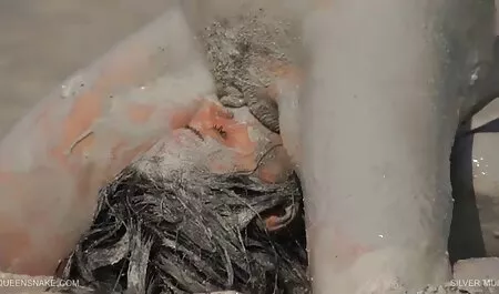 Con trai, đập phim sec phi cong tre lớn trên sàn phòng tắm ở phía trước của webcam