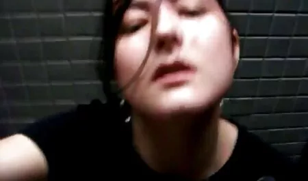Phụ nữ da đen ở phía trước của máy đại lý và cung cấp cho anh ta ung thư fim sec may bay ba gia