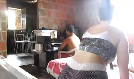 Lớn đập dầu và vuốt ve trên sàn sec may ba gia nhà