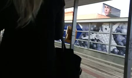 Mẹ là mái tóc dài, với một ren trang phục âm sec lon ba gia đạo đồng lớn