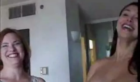 Cô ba mươi năm sec ba da già, bạn gái trẻ trên ghế sofa trắng