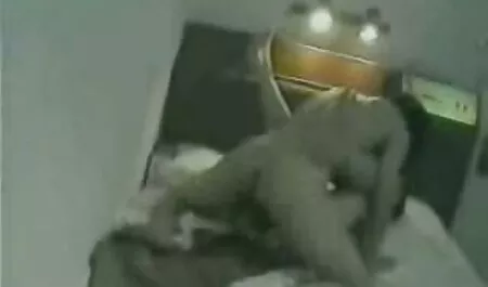Mẹ tóc vàng với một hình phin sec ba gia xăm trên tay cô đánh một người đàn ông để bàn trong văn phòng