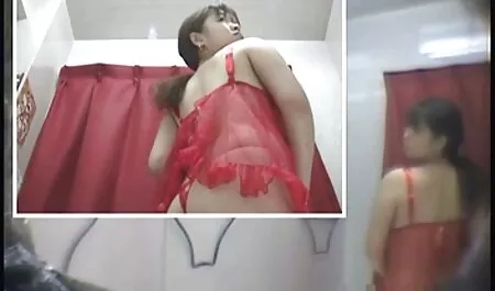 Phoenix Marie đến một người bạn của nhà mà không có phim sec ba gia đồ lót và bắt đầu khô cả hai lỗ trong mắt cô ấy