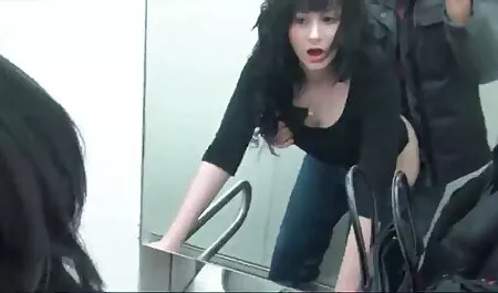 Người đàn ông bồn tắm với mẹ đầy đủ và phim sec bà già làm cho anh ta đôi tay