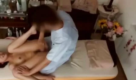 Hai dễ thương mẹ vuốt ve một người bạn của sec voi ba gia dương vật ở bed