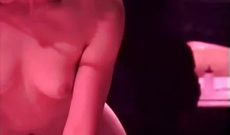 Một con búp bê thức dậy bạn trai của cô với một thổi kèn, và ngồi trên hàng đầu của dương vật của mình đó phim sec dit ba gia là dày với một âm đạo