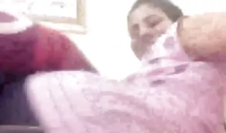 Một cô gái với bộ ngực sec dit ba gia lớn sẵn sàng cho vui