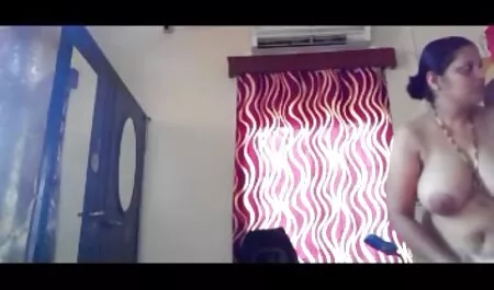 Rider ngăm đen ở mông và Tía âm đạo, sau đó đẩy chốt vào sec dit ba gia trong âm đạo