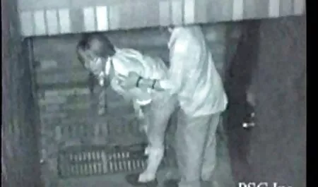 Một cô gái với phim sec ong ba gia một hình xăm trên vai lưỡi để làm việc với cô ấy miệng trên tuy nhiên, đó là lựa chọn ở phía trước của các webcam,