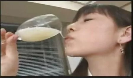 Đồng vàng đánh thức bằng một chân phim sec ong ba gia với bạn bè của bạn
