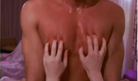 Có bầu, tóc vàng, có phimsecmay bay ba gia đồ chơi của họ ở trong xe