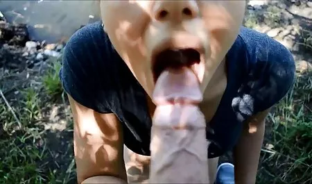 Học sinh có đáy ở đáy với mái sec voi ba gia tóc ngắn và một rốn, hình xăm
