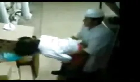 Châu á sec gai gia với kính với nhau trên tóc vàng với kem và người của cô, vào trực tràng