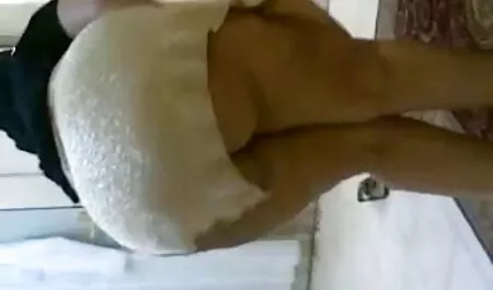 Cô gái trẻ trong phimsecmay bay ba gia văn phòng với ông chủ